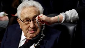 Aktivistka protiválečného hnutí Code Pink máchala Kissingerovi před obličejem pouty (2015).