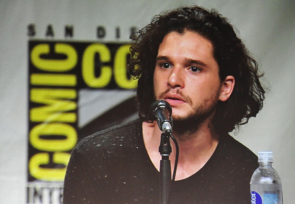 Kit Harington - Jon Snow, autor: Heather Paul, zdroj:https://www.flickr.com/photos/warriorwoman531/14654056280/in/photolist-ojVSoL-dKsndW-dKmU1P-AwJtVC-9fYUD4-9g322E-rPZk9H-s9b4Hh-n3H45-4k5tv5-zdwPt-rqDDr7-xMHYo-4feSZU-rqhc4G-8rz65o-gDtG2U-4A3Vdh-mAzgQ1-b9KwQM-9Vtf2h-zesFHj-9irckQ-9io6jk-oxpY9X-9io6Gc-sC7Tm4-snhu3H-5XpKYM-4rcRH5-4tmNFy-6iGSuj-6zHFNT-4thLpT-9g3847-aZc8cc-eMYjeb-zdwnX-nJW38a-bD85JZ-bqd9Yy-bD85E6-bqda3E-bD85MK-bqda7G-7y6hp3-KUSN-4k5uXu-4rcRTG-4p6av5