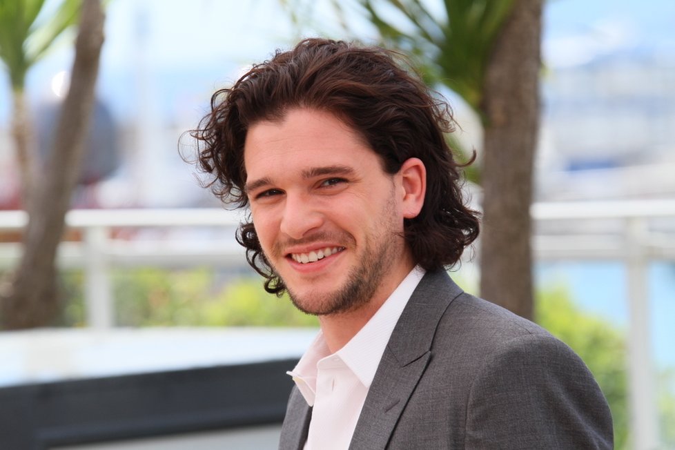 Kit Harington má možná na Jamese Bonda příliš jemné rysy, ovšem jako Jon Snow ve Hře o trůny ukázal, že má i svou drsnou stránku