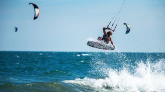 Do mořských vln za draky. Egypt láká na ideální podmínky pro kitesurfing