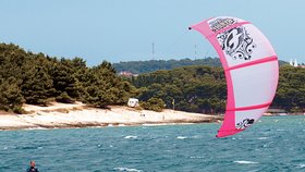 Kiting je oblíbený sport nejen u moře. U Nových Mlýnů stál ale život zkušeného instruktora (†37). (Ilustrační foto)