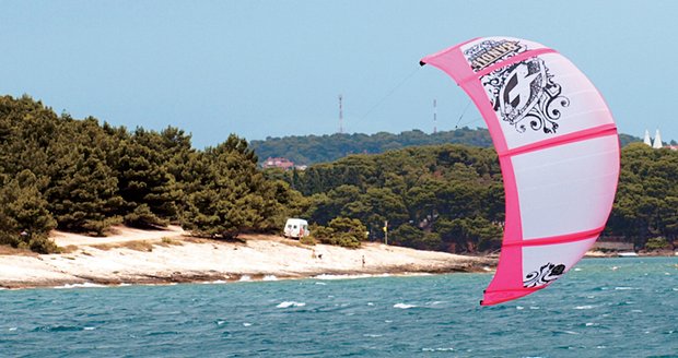 Kiting je oblíbený sport nejen u moře. U Nových Mlýnů stál ale život zkušeného instruktora (†37). (Ilustrační foto)