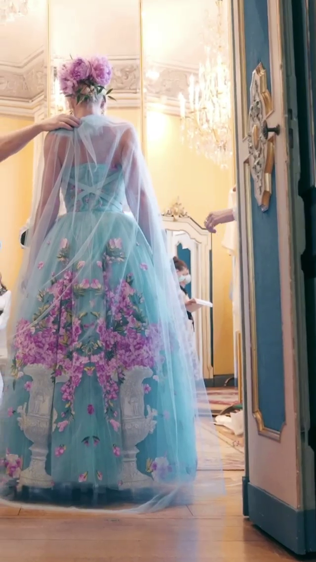 Šaty Kitty Spencerové značky Dolce&Gabbana, které neteř lady Diany oblékla ve svatební den