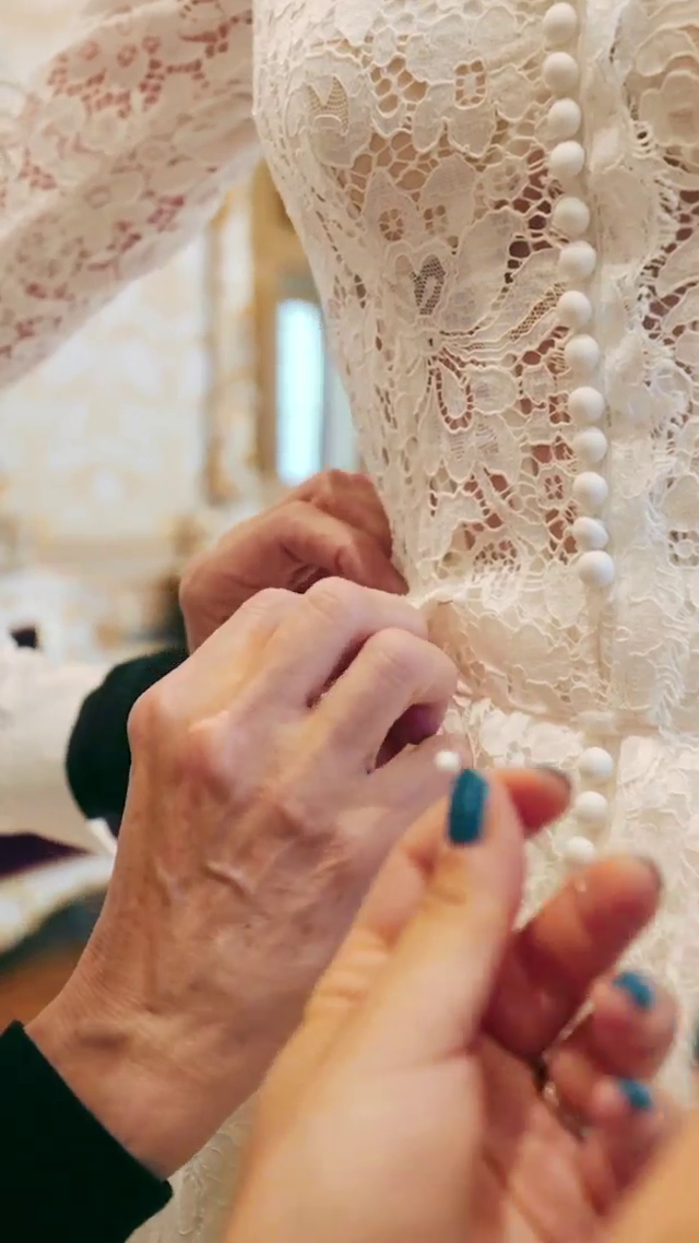 Šaty Kitty Spencerové značky Dolce&Gabbana, které neteř lady Diany oblékla ve svatební den
