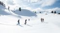 Podle prestižního serveru Skiresort.info, který čerpá z tisíců hodnocení, je nejlepším evropským lyžařským areálem pro rok 2022 Kitzbühel. Ocenění získal už několik a není se čemu divit. Legendární středisko stálo u zrodu evropského lyžování, milují ho světové celebrity i běžní lyžaři. Vzájemně propojených je tu 280 kilometrů sjezdovek, z nich je 136 km modrých, 127 km červených a 17 km černých. Kromě jiného sem láká i sjezdovka Streif přímo nad Kitzbuehelem, která má až 85% sklon a kde jezdci při závodech jezdí 145 km/h a skáčou až 80 metrů daleko.
