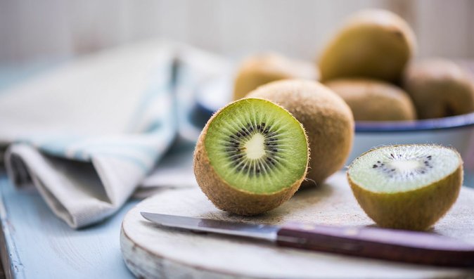 Kiwi je bohaté na vitamin C, vlákninu a antioxidanty. Kiwi je bohaté na vitamin C, vlákninu a antioxidanty.