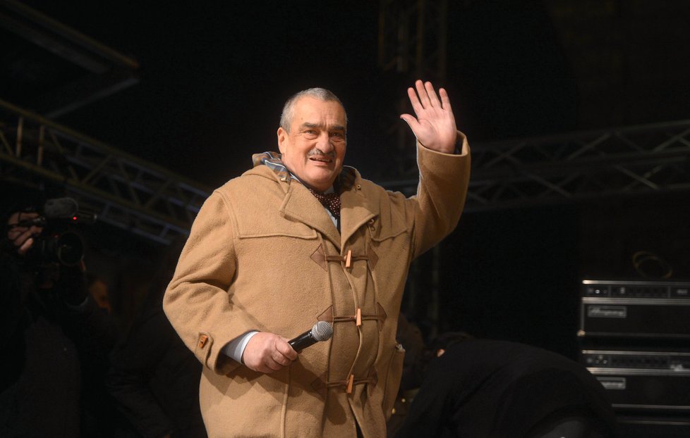 Karel Schwarzenberg má v Česku statut celebrity.