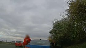 Seniorka vjela na dálnici D6 do protisměru.