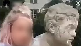 Polská influencerka urazila soše v parku nos kladivem kvůli sledujícím