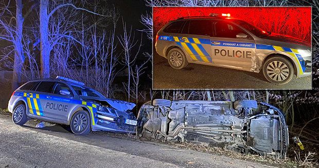 Akční honička v Kladně: Skončila nabouranými policejními auty