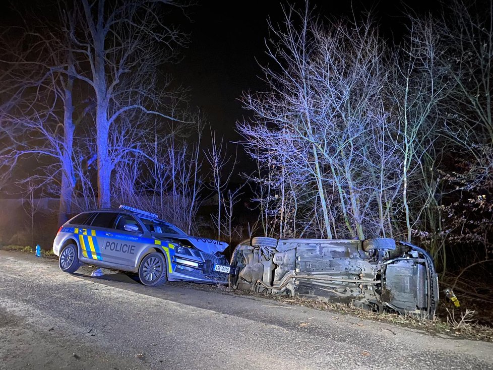 Při honičce byly poškozeny policejní vozy.