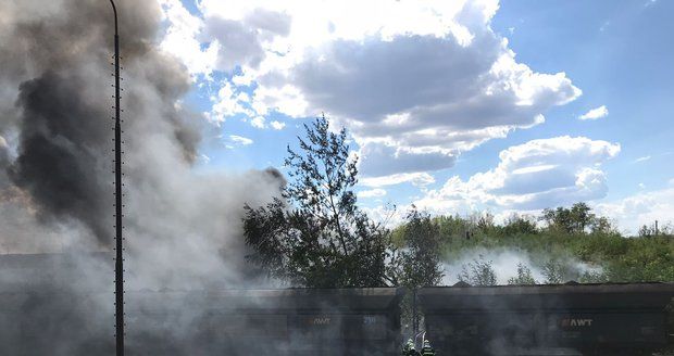 Z bývalé Poldovky se valil černý dým! Hořela skládka pneumatik, dva hasiče museli ošetřit