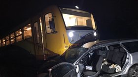 Mezi Kladnem a Kralupy se srazil vlak s autem.
