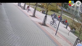 Cyklista v Kladně na chodníku srazil malého chlapce a ujel