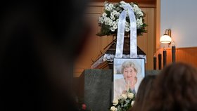 Lidé se loučí s lidickou pamětnicí Marií Šupíkovou při smutečním obřadu v Kladně. Celý život připomínala památku obětí lidické tragédie a šířila odkaz obce vyhlazené nacisty v roce 1942 (27. 3. 2021)