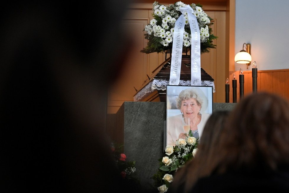 Lidé se loučí s lidickou pamětnicí Marií Šupíkovou při smutečním obřadu v Kladně. Celý život připomínala památku obětí lidické tragédie a šířila odkaz obce vyhlazené nacisty v roce 1942 (27. 3. 2021).