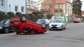 Auto se převrátilo na střechu v Kladně: viník měl od nehody utéct