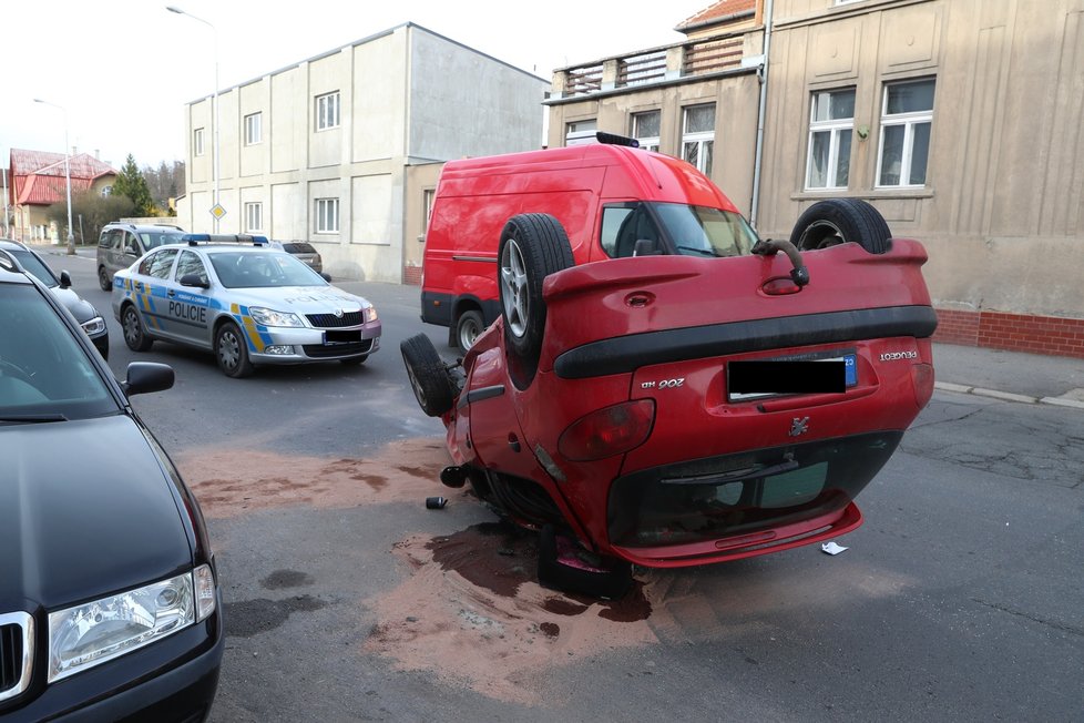 Auto se převrátilo na střechu v Kladně: viník měl od nehody utéct