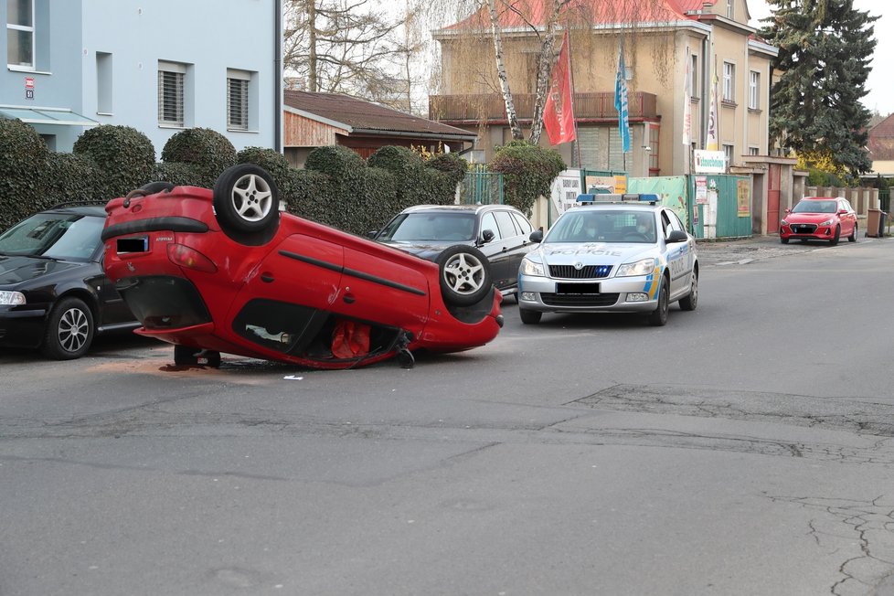 Auto se převrátilo na střechu v Kladně: viník měl od nehody utéct