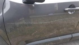 Poškozená vozidla u Oblastní nemocnice v Kladně