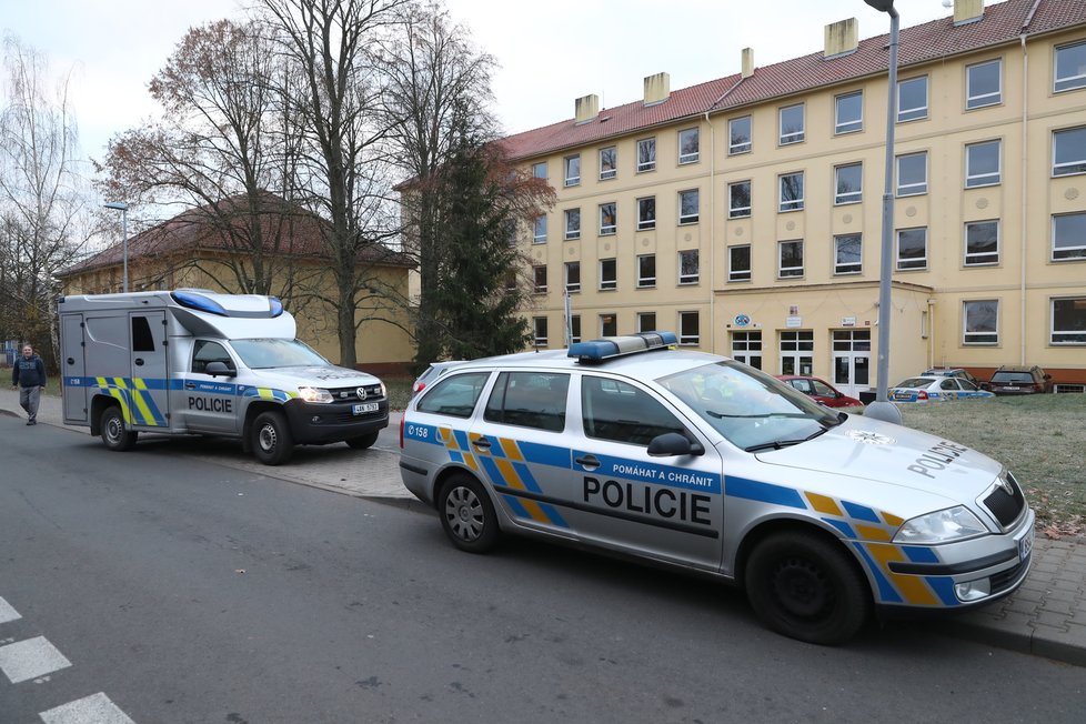 V Kladně zemřela po pádu z 4. patra základní školy mladá dívka.