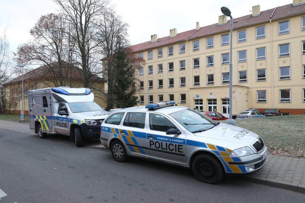 V Kladně zemřela po pádu z 4. patra základní školy mladá dívka.