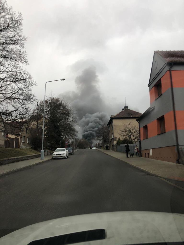 Požár na vrakovišti v Kladně.