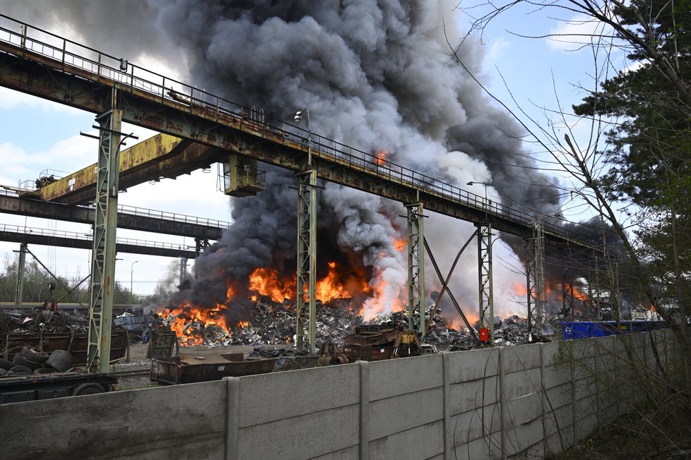 Požár v areálu kovošrotu v Kladně. (27. dubna 2023)