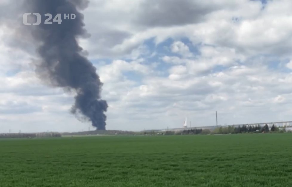 Požár v areálu kovošrotu v Kladně. (27. dubna 2023)