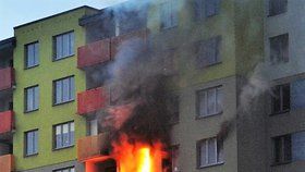 Požár panelového domu v Kladně