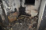 Dva dospělí a tři děti se nadýchali zplodin při nočním požáru rodinného domu v Pleteném Újezdu na Kladensku. Zemřel při něm pes.