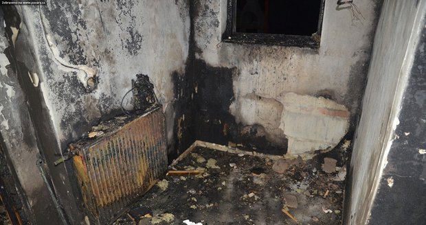 Při požáru domu na Kladensku zemřel pes, 5 lidí bylo zraněno. Oheň chytil od svíčky