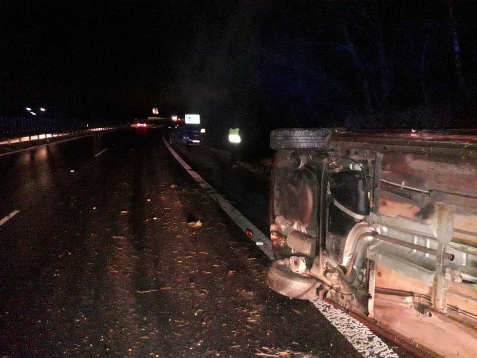 Vlivem namrzlé vozovky došlo na dálnici D7 13. ledna 2020 k několika nehodám.