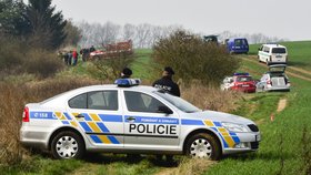  Poblíž Hostouně na Kladensku byl v hořícím autě nalezen mrtvý muž 