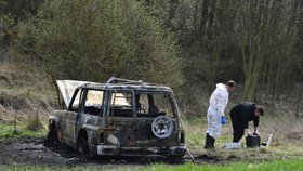 Muže našli v ohořelém terénním vozidle zančky Nissan Patrol