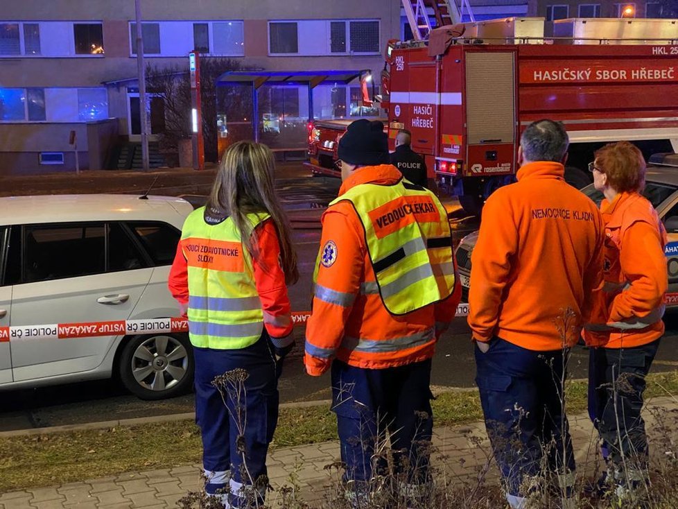 Výbuch v bytě na kladenském sídlišti zabil nejméně jednu osobu, stovky lidí musely opustit své domovy.