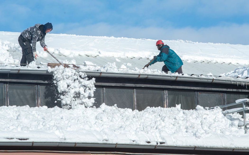 Na kladenském zimáku hrozí kvůli přívalu sněhu propadnutí střechy