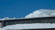 Střešní konstrukci kladenského zimáku ohrožuje asi metr napadaného sněhu