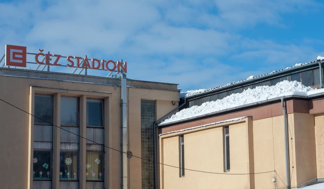 Kladenský zimní stadion je kvůli sněhu životu nebezpečným