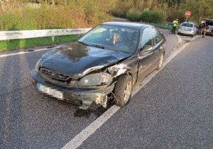 Řidiče utíkajícího od nehody honili s policisty i fotbalisté a fanoušci z Kladrub.