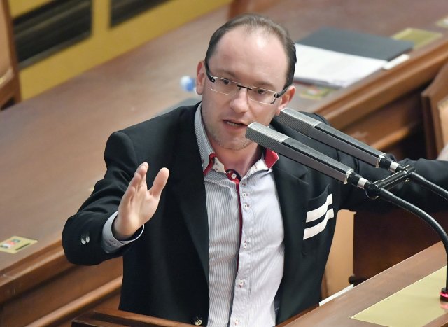 Komunista Klán bude poslaneckým asistentem dosavadní kolegyně ze Sněmovny Vostré.