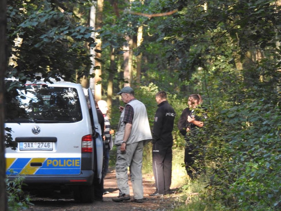 Policisté se psy v Klánovicích. Prohledávají okolí místa, kde našli část lidské čelisti.