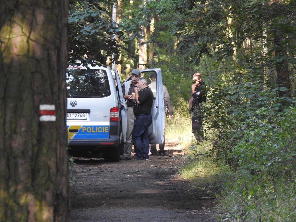 Policisté se psy v Klánovicích. Prohledávají okolí místa, kde našli část lidské čelisti.