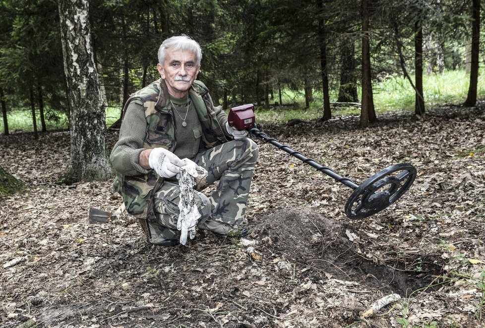 Josef Mužík s hledačkou kovů v Klánovickém lese