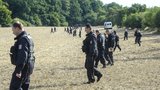 Zóna smrti v Praze: Stovky policistů právě pročesávají Klánovický les