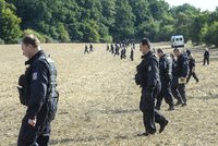 Zóna smrti v Praze: Stovky policistů právě pročesávají Klánovický les