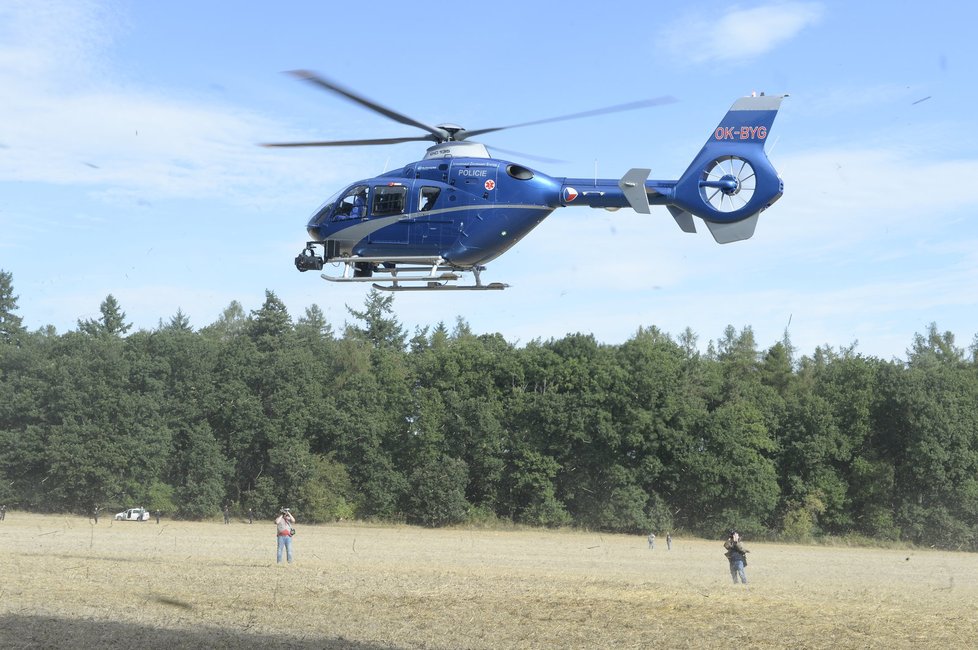 Policistům asistuje vrtulník,...