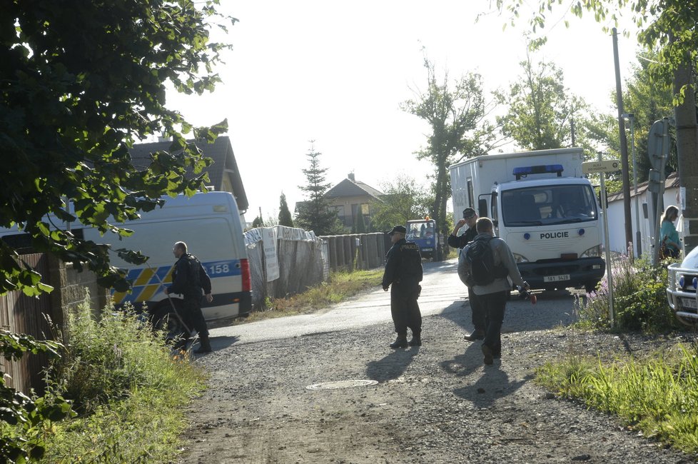 Policisté hlídají hlavní vstupy do lesa