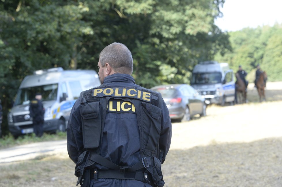 Policie prohledává klánovický les (2014).