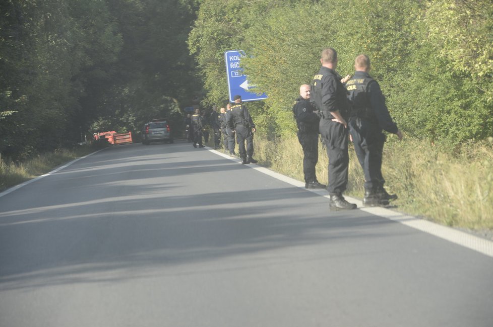Policisté hlídají i silnice poblíž lesa
